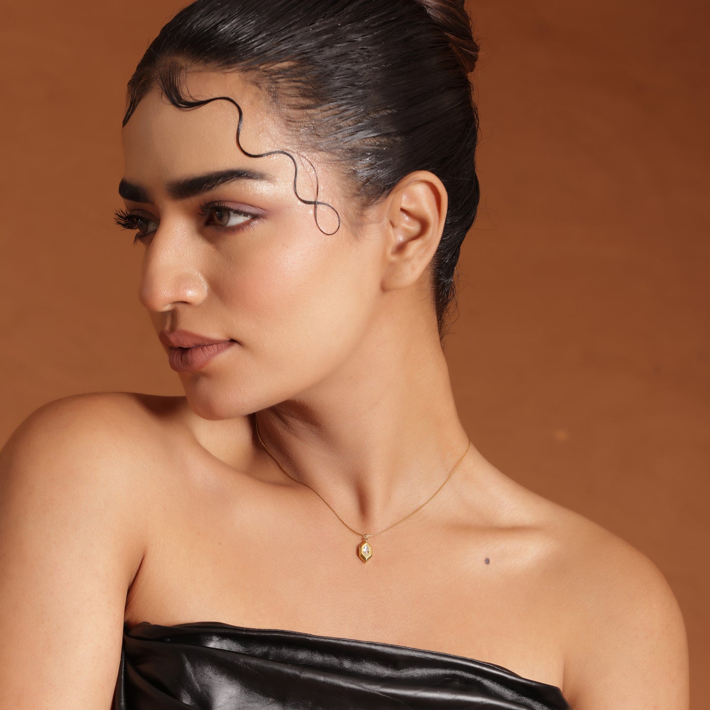 Hexa Solitaire Neck Chain Pendant