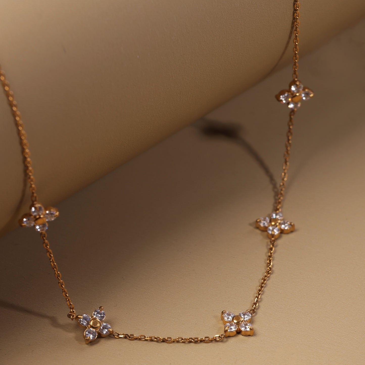 Sparkling Clover Neck Chain Pendant