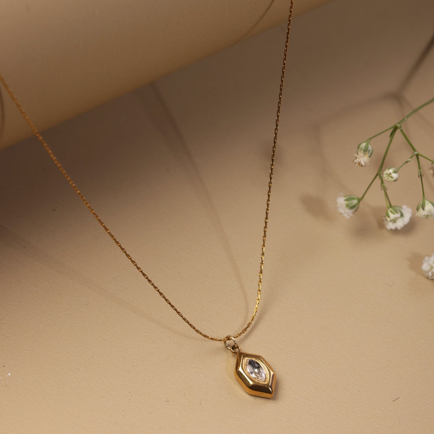 Hexa Solitaire Neck Chain Pendant