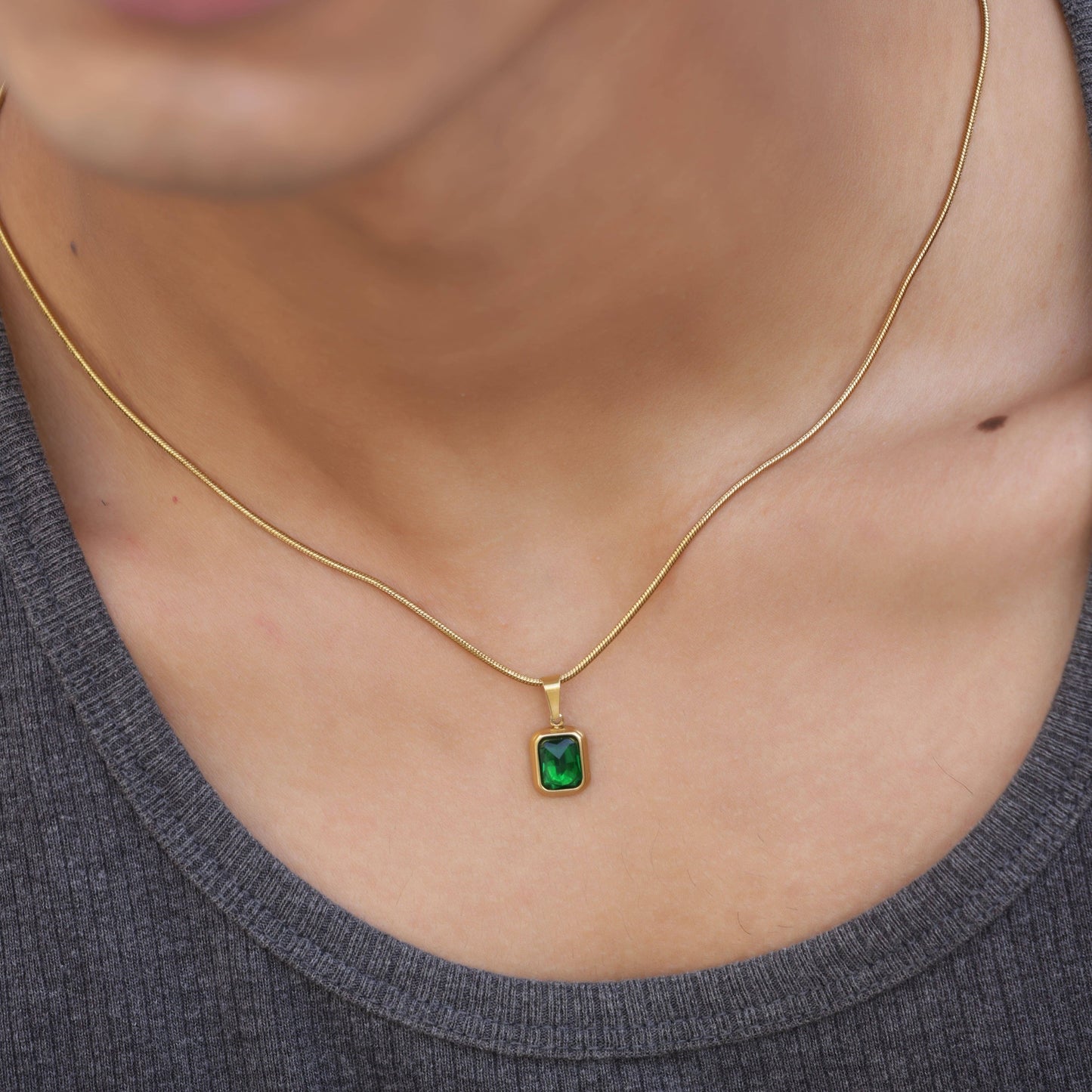 Vera Green Pendant With Chain
