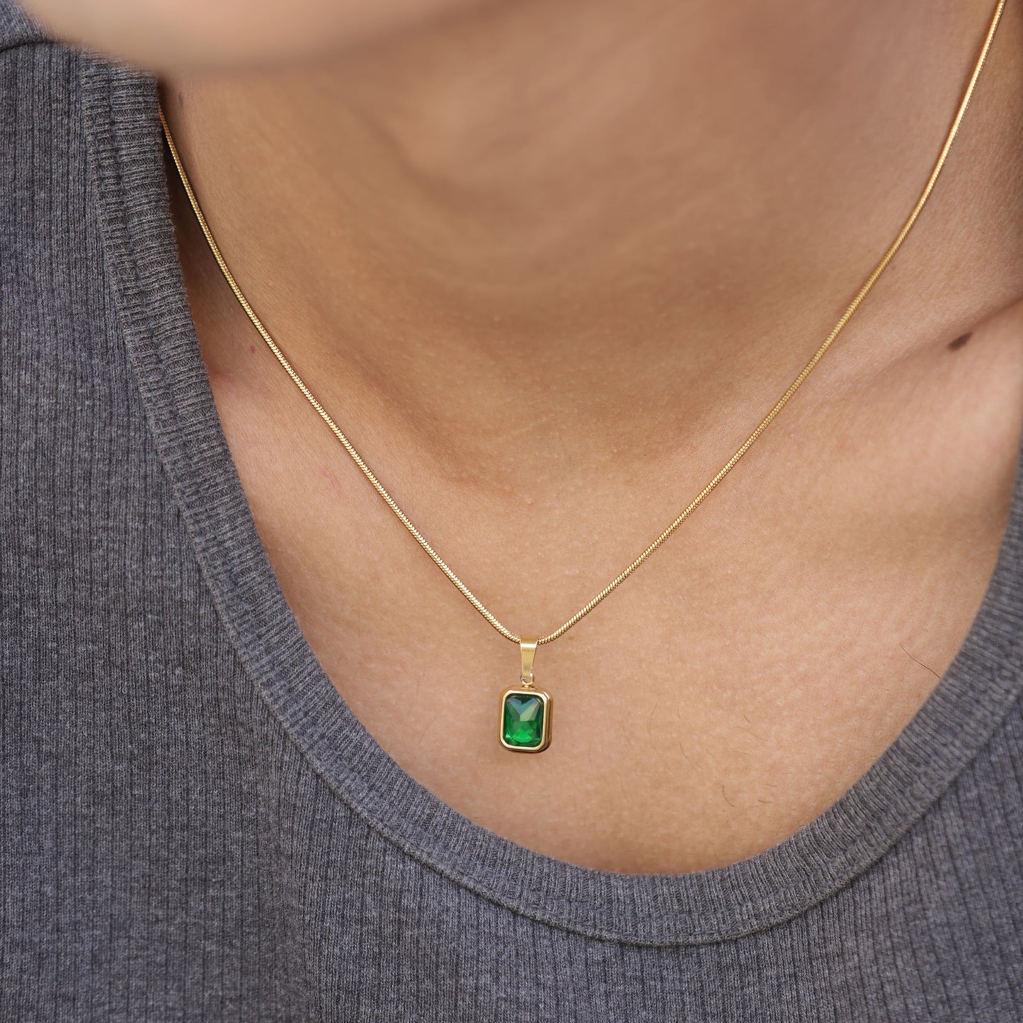 Vera Green Pendant With Chain