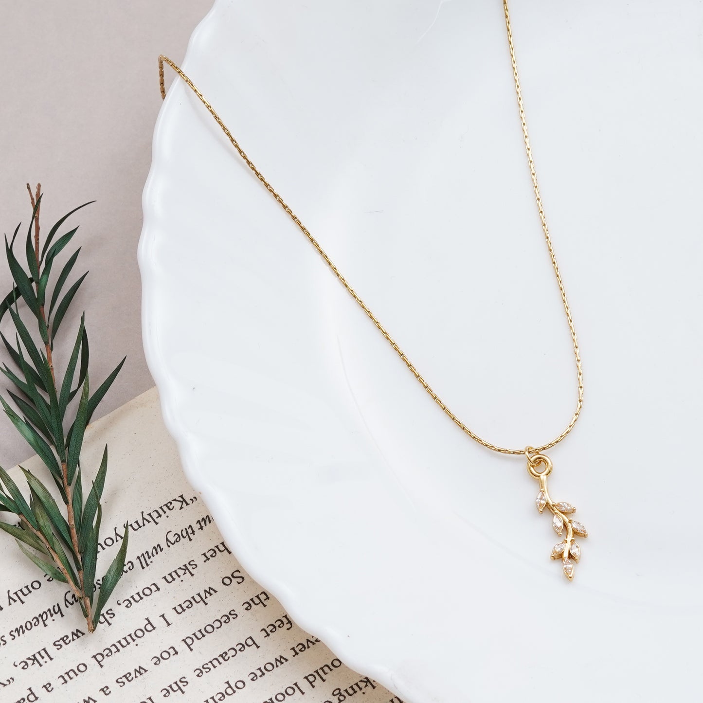Sparkling Leaf Neck Chain Pendant
